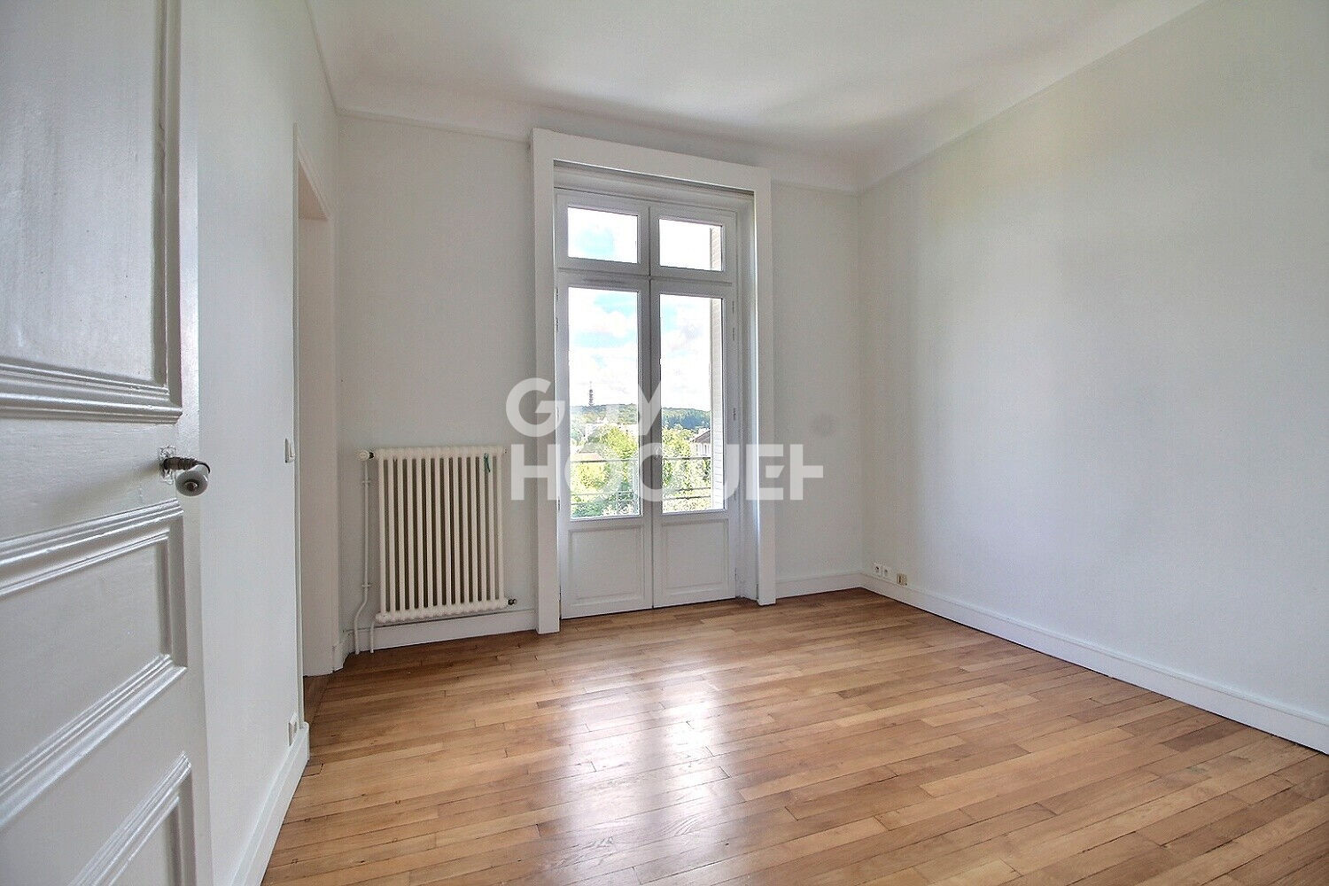 Location : DUPLEX 7 pièces de 210 m² à CHAVILLE en bordure de forêt