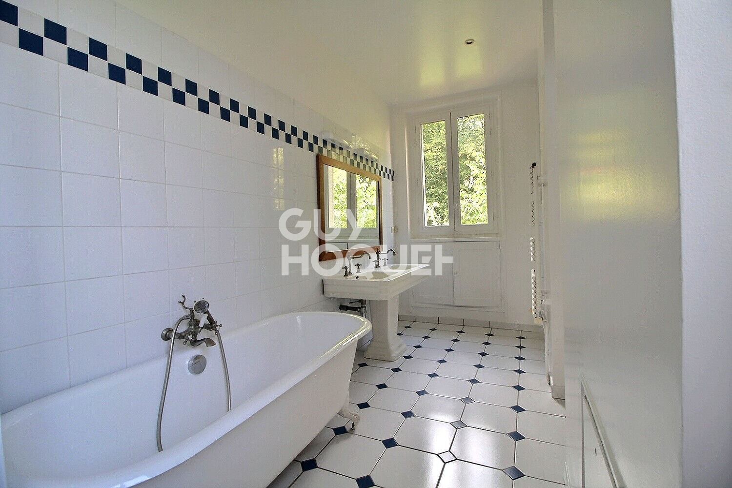 Location : DUPLEX 7 pièces de 210 m² à CHAVILLE en bordure de forêt