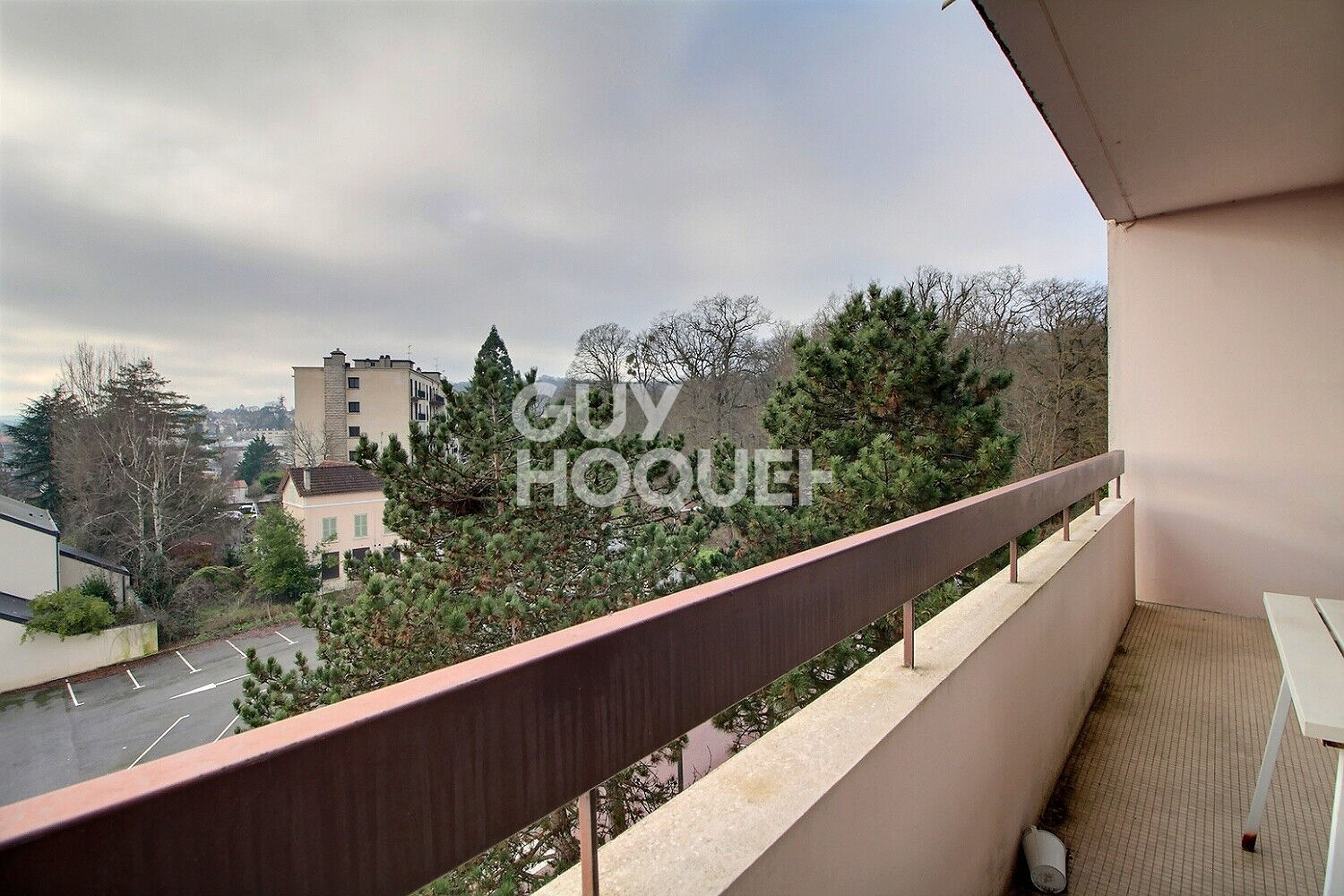 CHAVILLE rive droite , 5 pièces avec balcons, cave et 2 parkings.