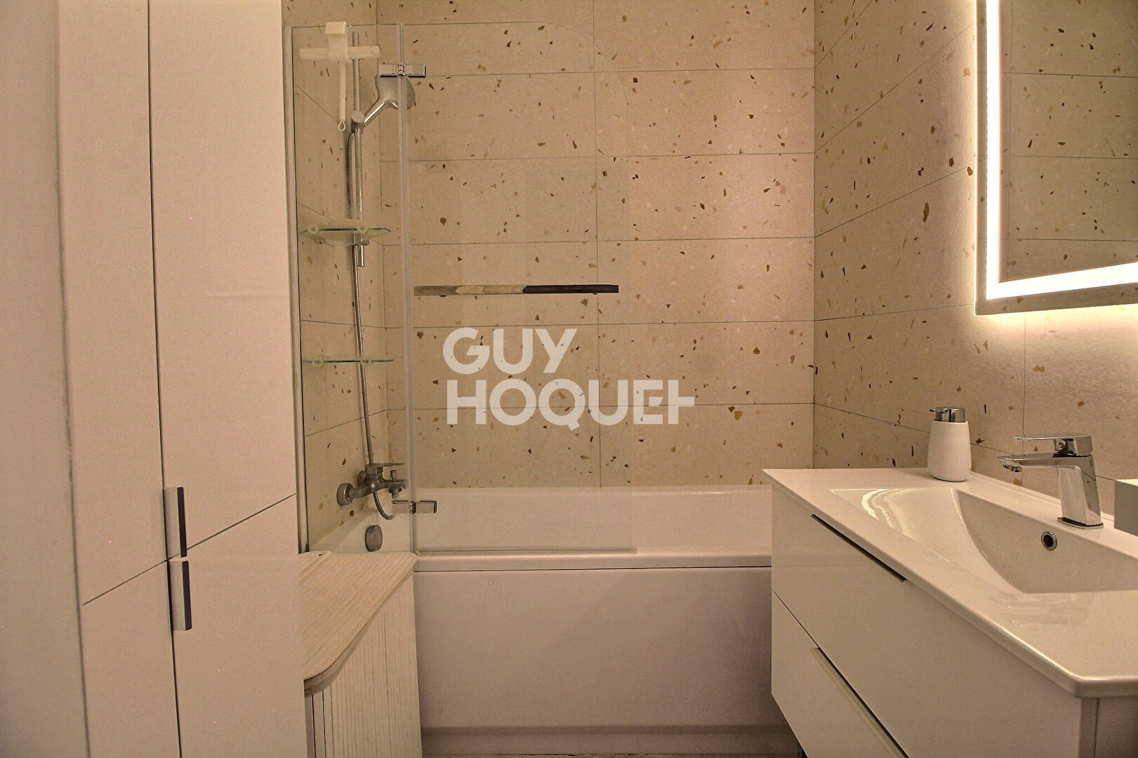 Chaville Rive Gauche - Appartement t3 traversant avec balcon , cave et parking en sous-sol