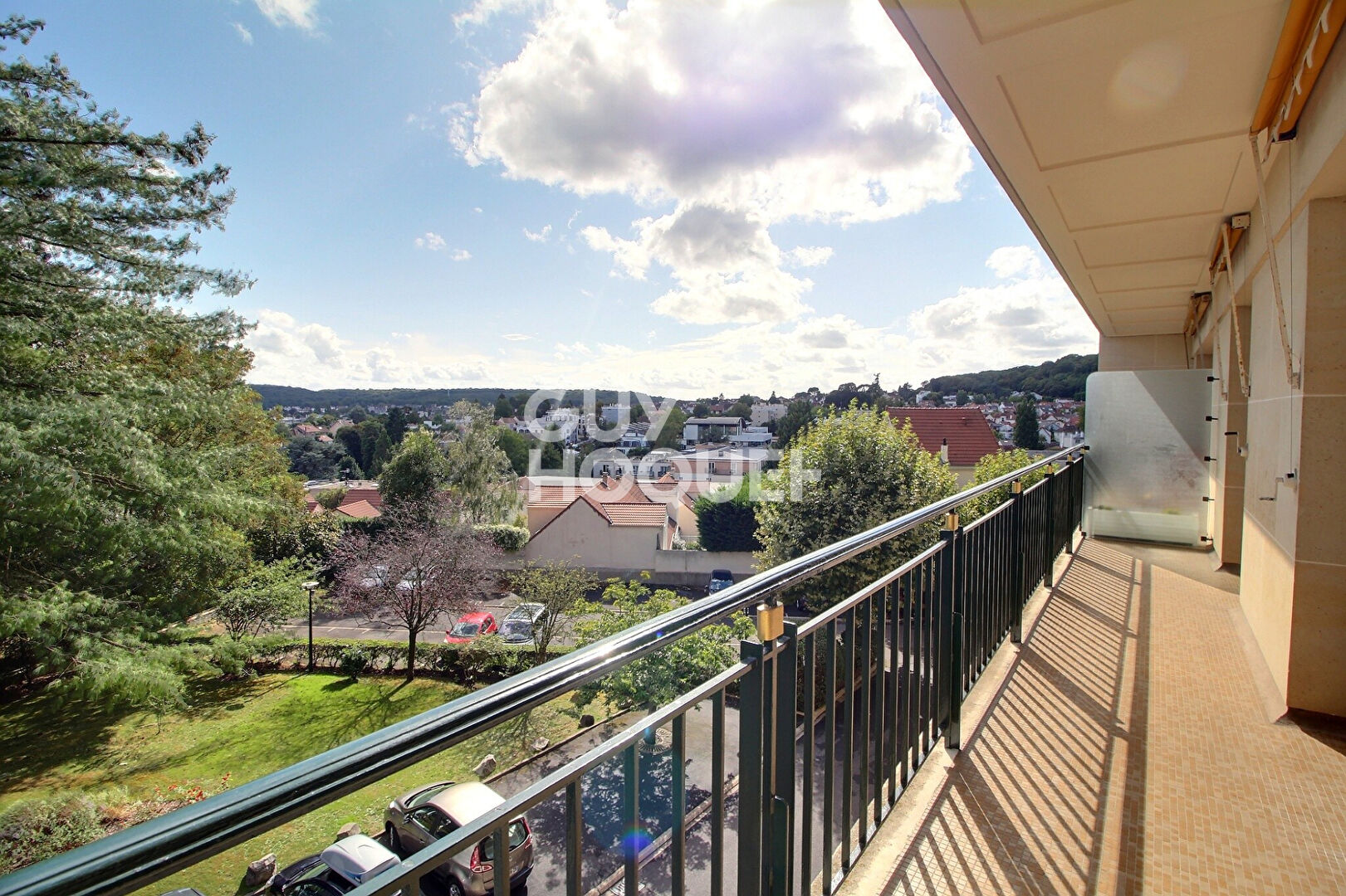 Chaville - Rive Droite : À vendre : Appartement traversant T5, parking, box et cave