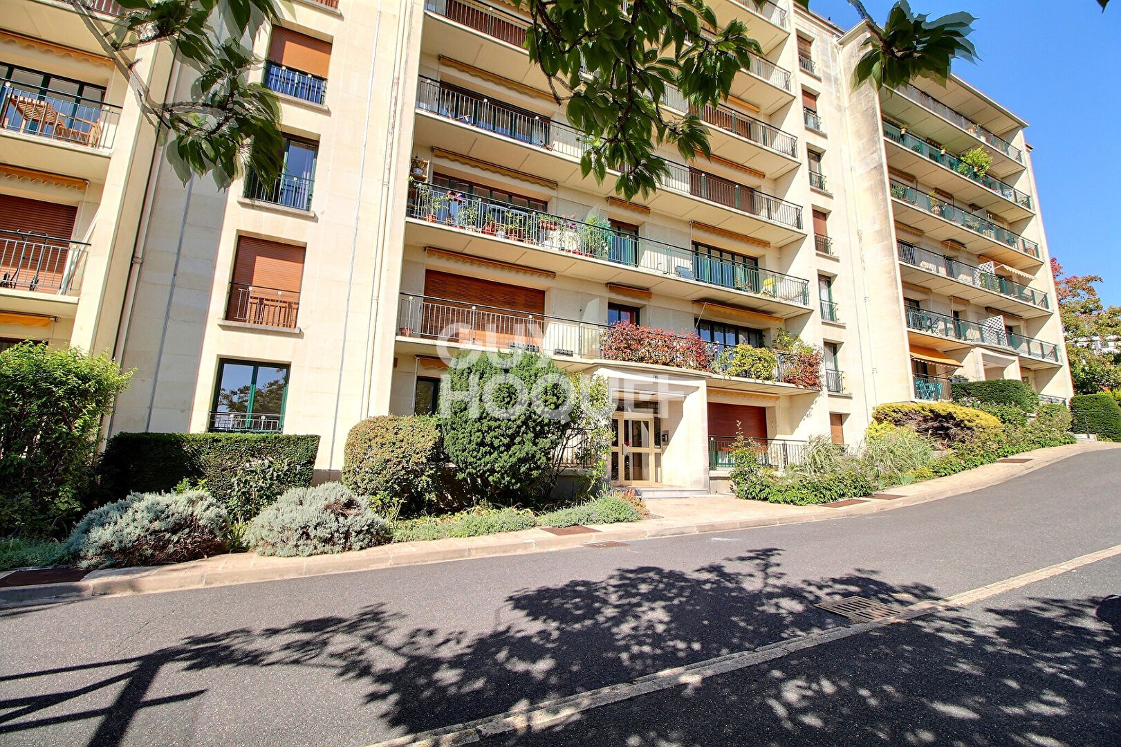 Chaville - Rive Droite : À vendre : Appartement traversant T5, parking, box et cave