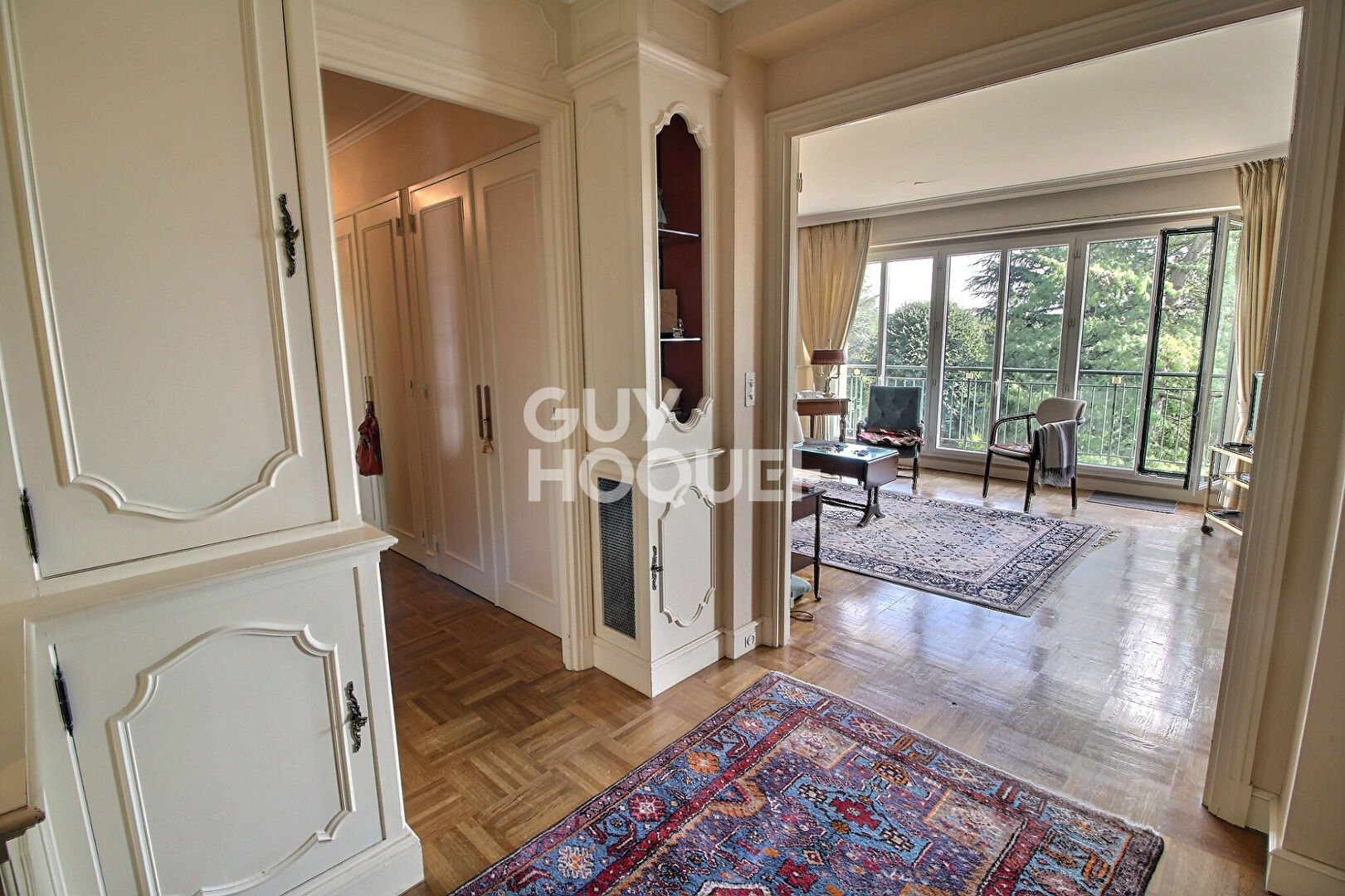 Chaville - Rive Droite : À vendre : Appartement traversant T5, parking, box et cave