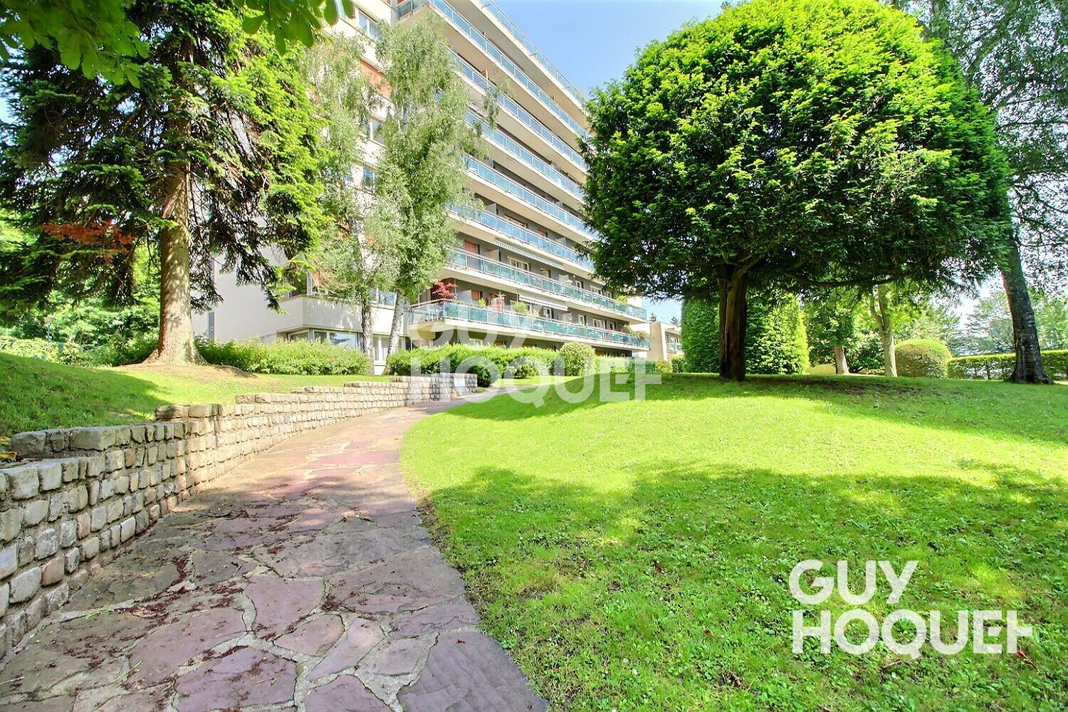 Appartement Chaville rive droite grand studio avec balcon.