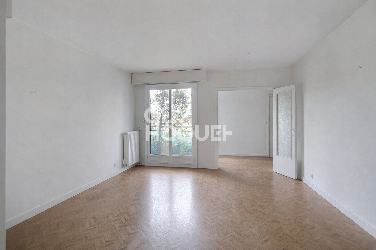 Appartement Chaville rive droite grand studio avec balcon.