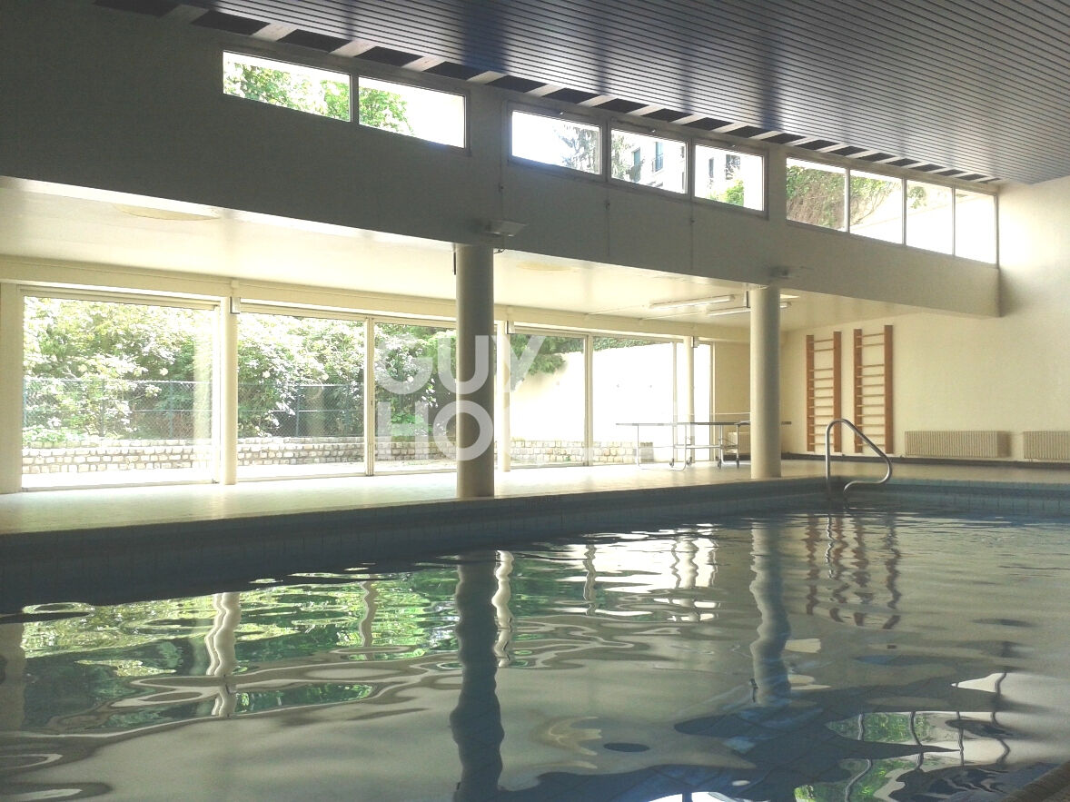 Appartement Chaville rive droite grand studio avec balcon.