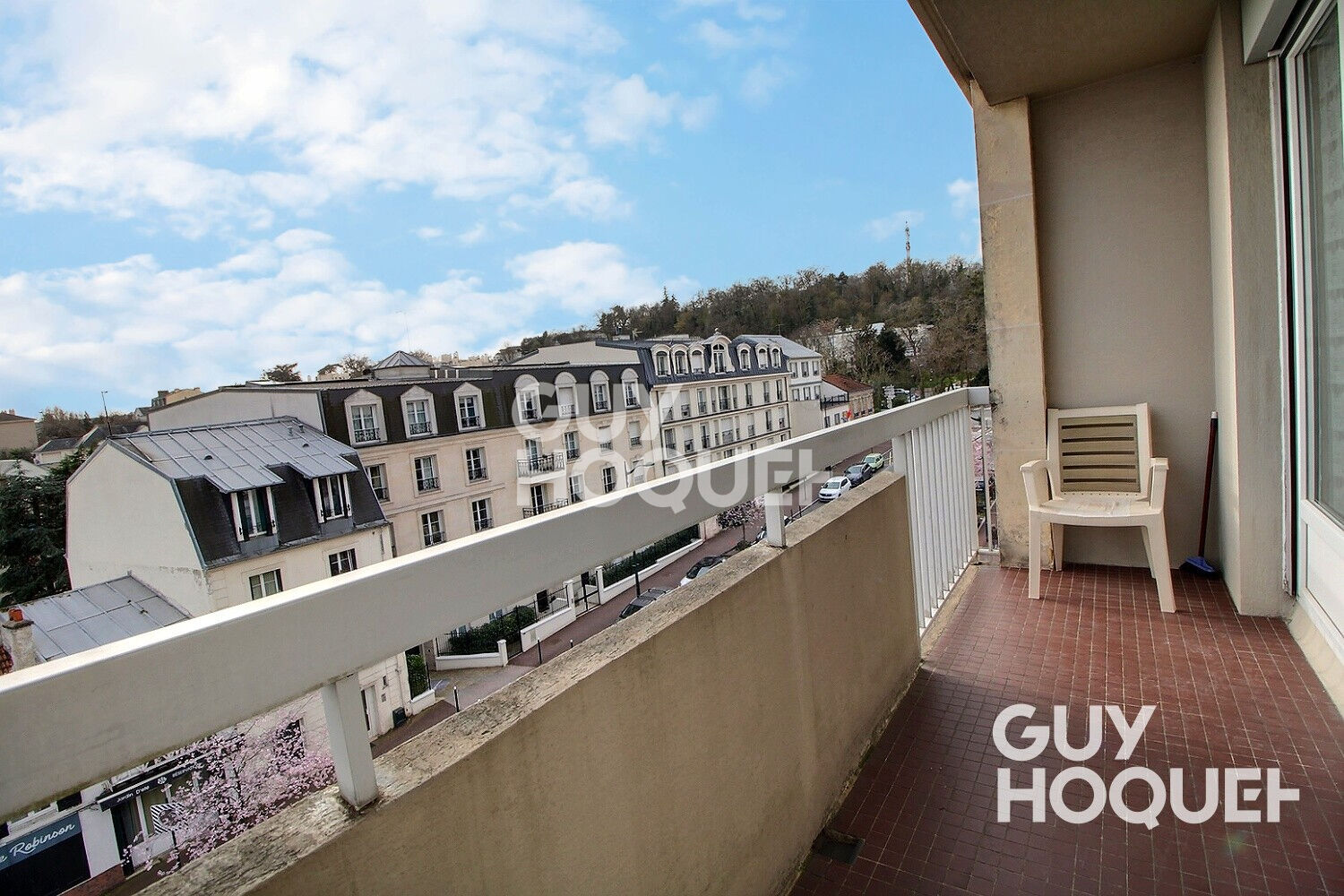 Appartement Le Plessis Robinson (RER B,) 3  pièces avec balcon, cave,  box et parking.