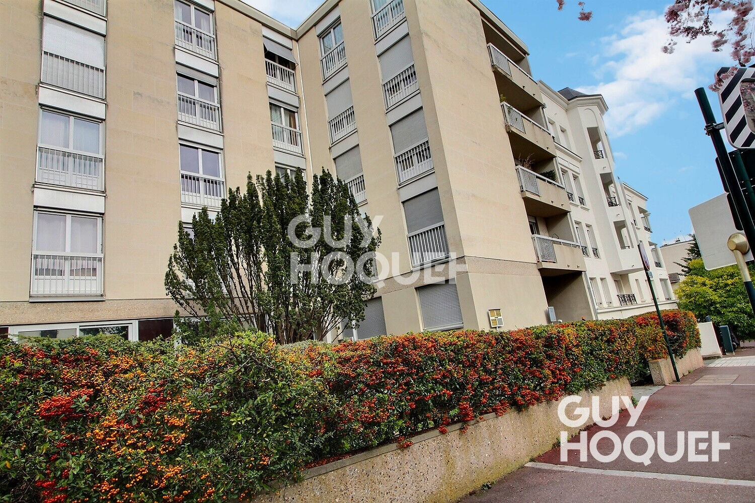 Appartement Le Plessis Robinson (RER B,) 3  pièces avec balcon, cave,  box et parking.