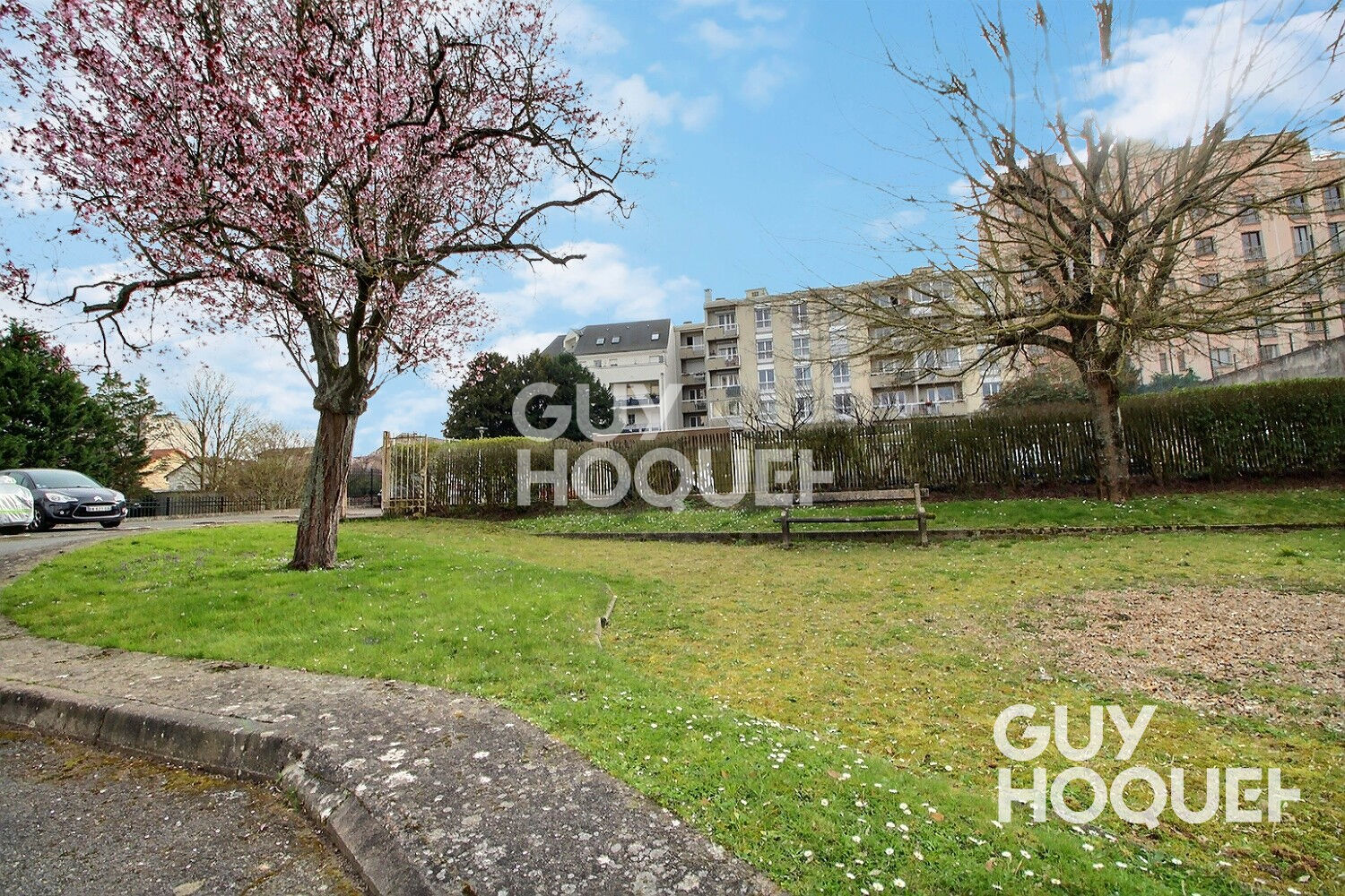 Appartement Le Plessis Robinson (RER B,) 3  pièces avec balcon, cave,  box et parking.