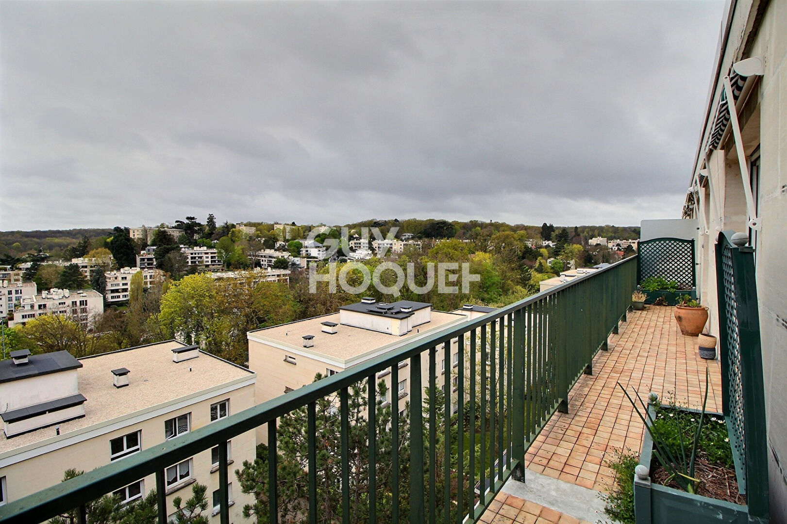 A vendre à Ville-d'Avray - Appartement 5 pièces traversant avec vue dégagée dans son écrin de verdure - Réf. T4523