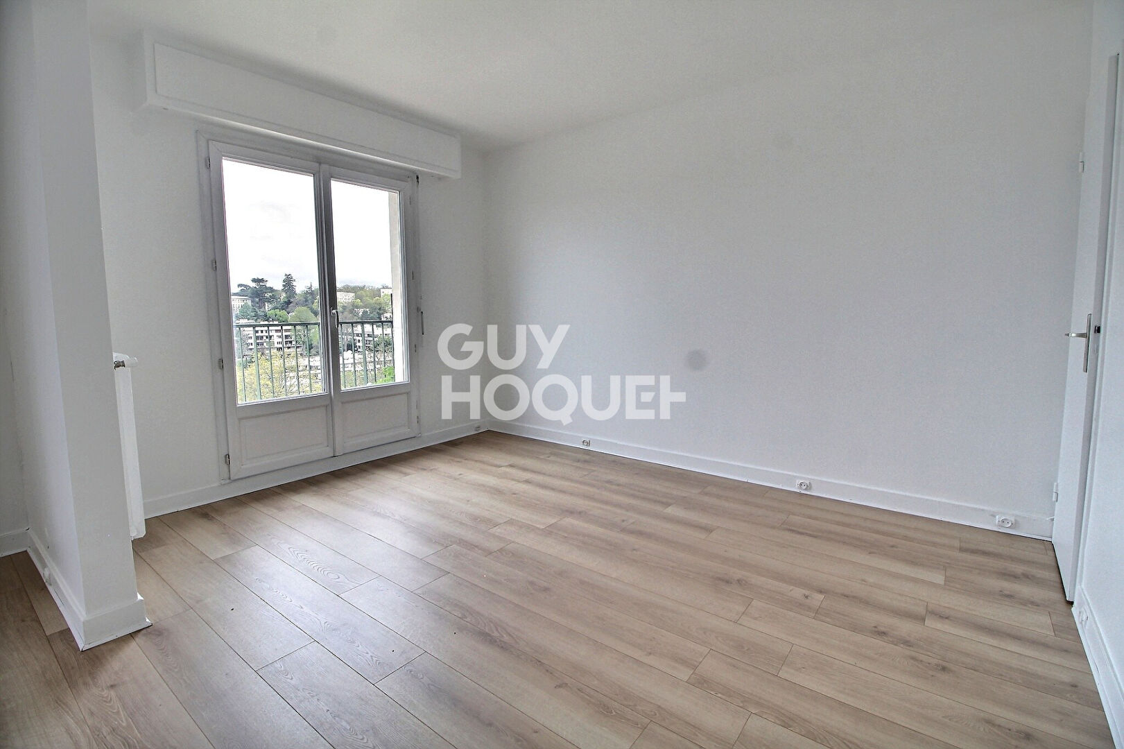 A vendre à Ville-d'Avray - Appartement 5 pièces traversant avec vue dégagée dans son écrin de verdure - Réf. T4523