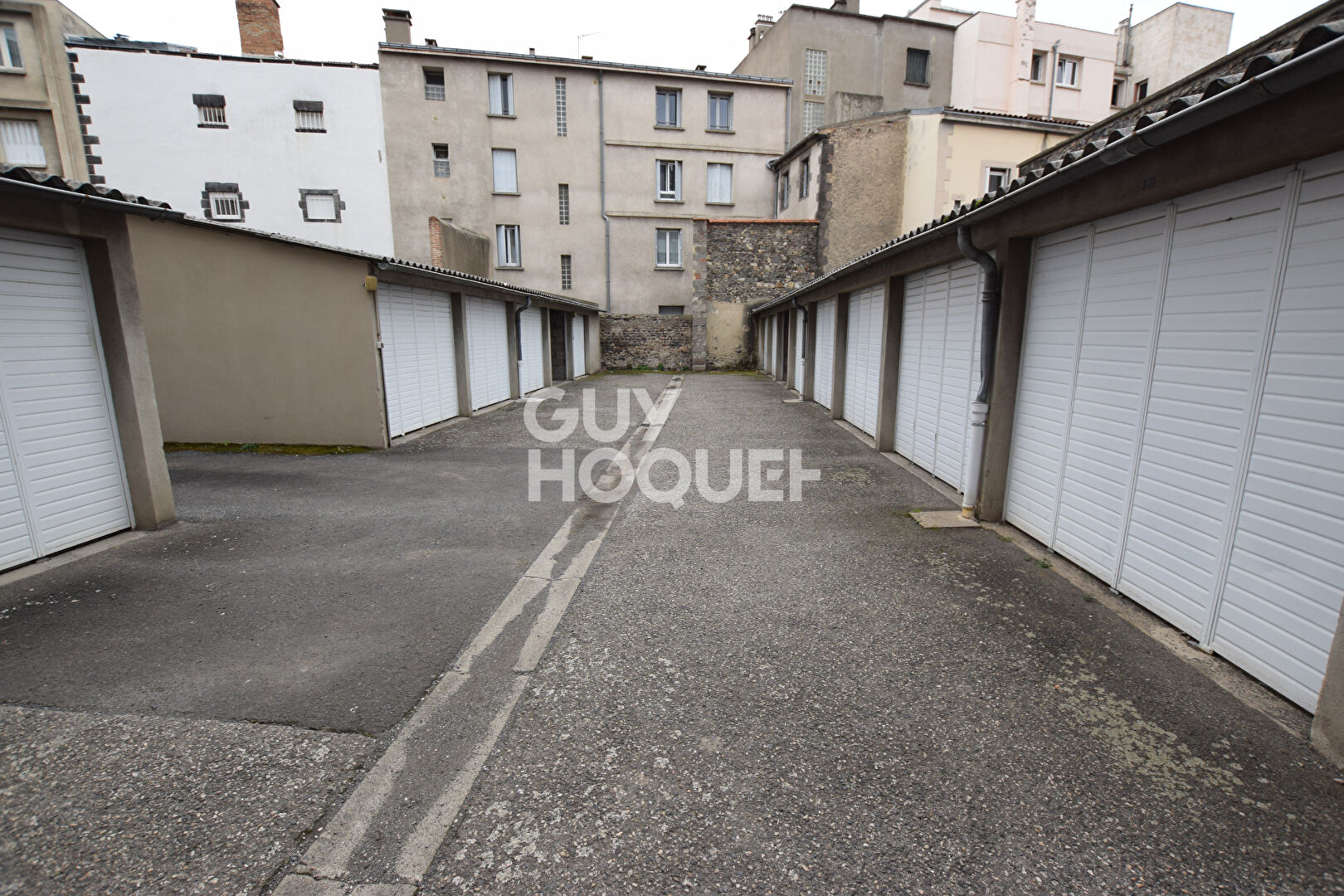 Clermont-Ferrand - Secteur Blaise Pascal, Garage fermé dans une cour