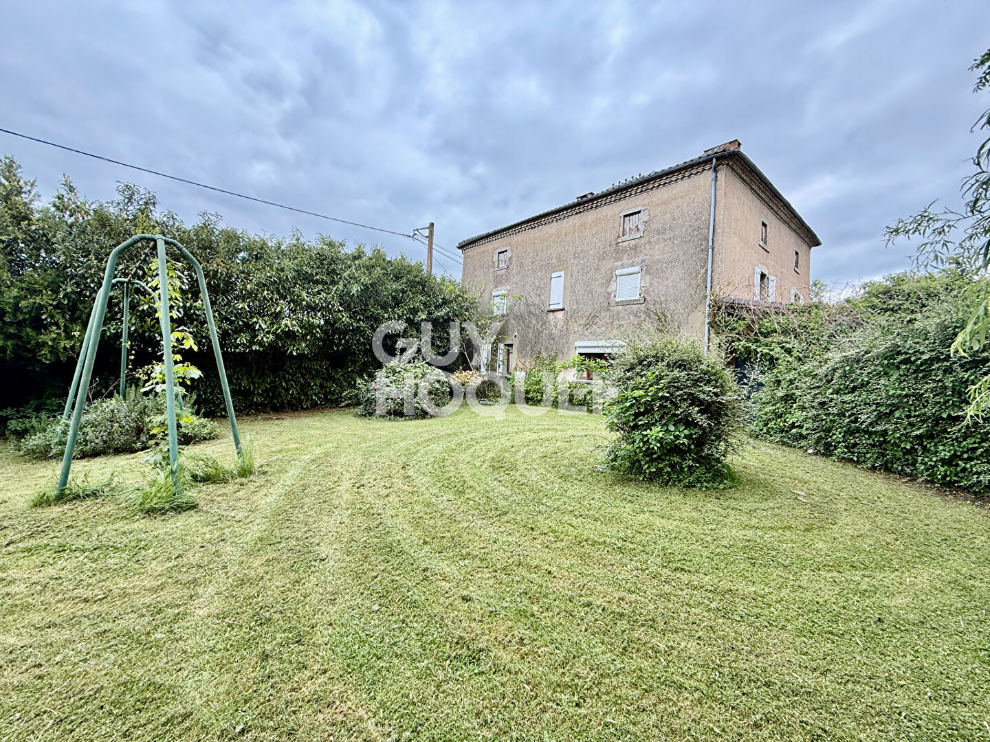 SERMENTIZON - Maison de Maître des années 1800 et son parc arboré