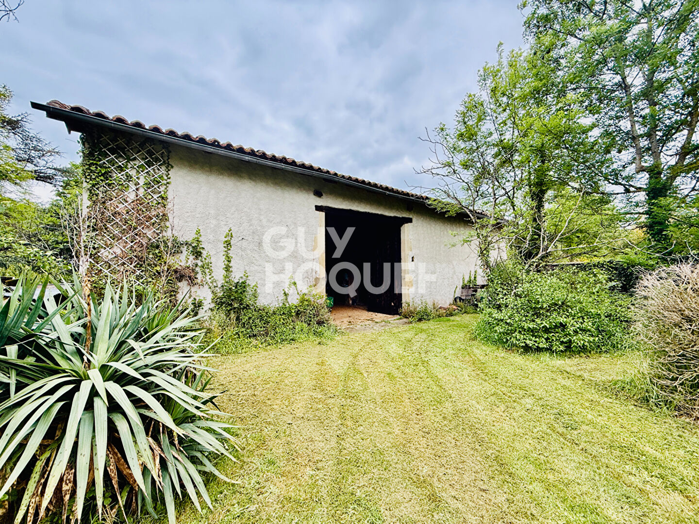 SERMENTIZON - Maison de Maître des années 1800 et son parc arboré