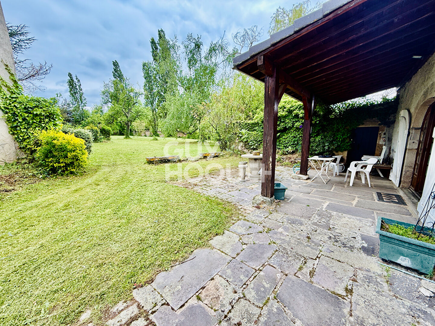 SERMENTIZON - Maison de Maître des années 1800 et son parc arboré