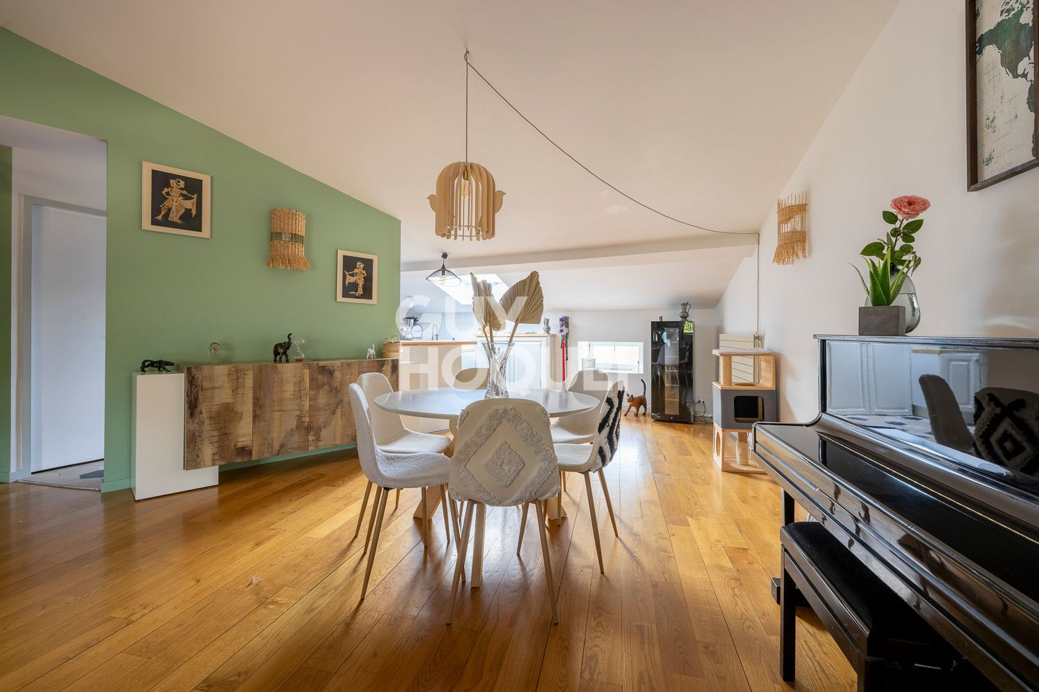 MOZAC - Appartement de caractère, 3 chambres, places de parking.