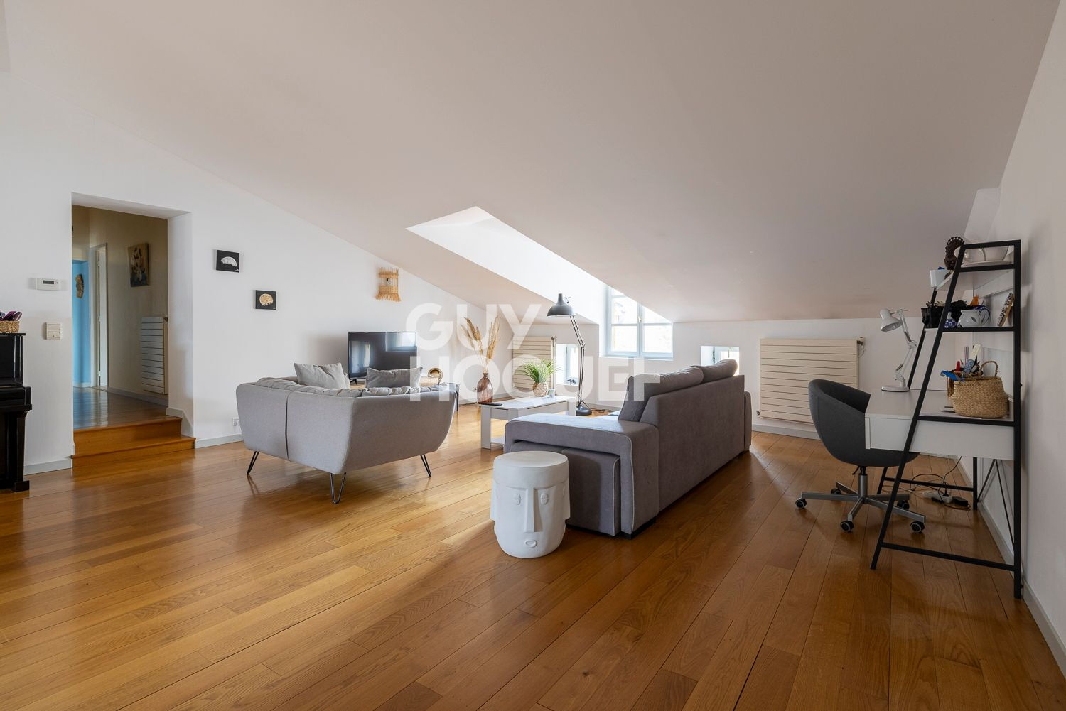 MOZAC - Appartement de caractère, 3 chambres, places de parking.