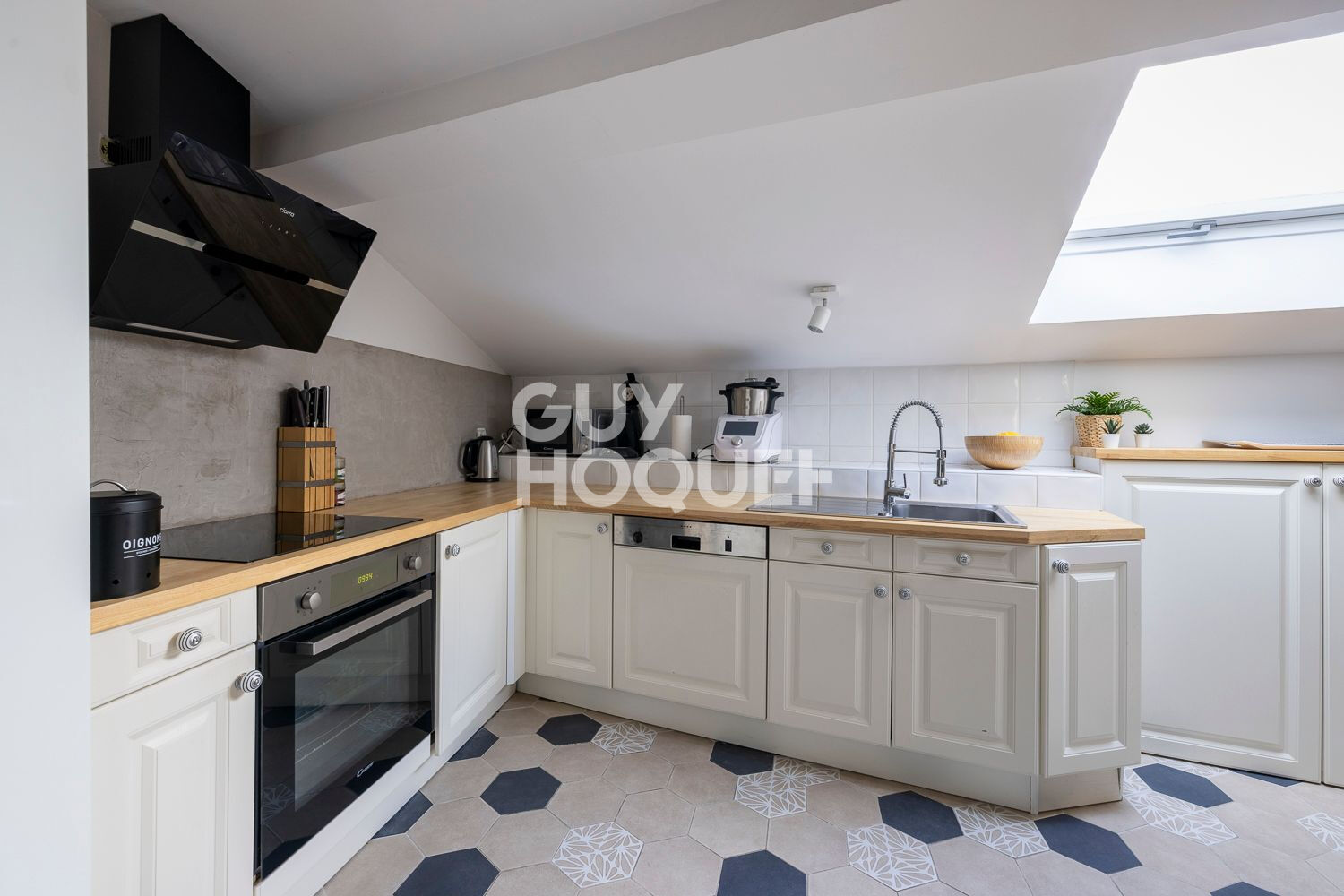 MOZAC - Appartement de caractère, 3 chambres, places de parking.