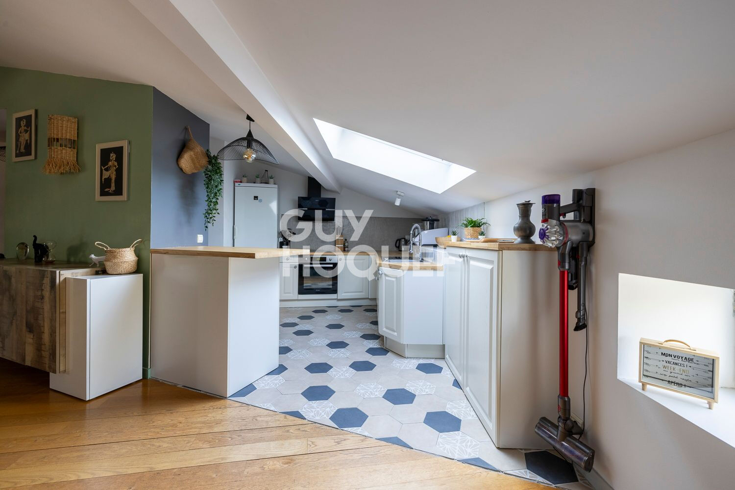 MOZAC - Appartement de caractère, 3 chambres, places de parking.