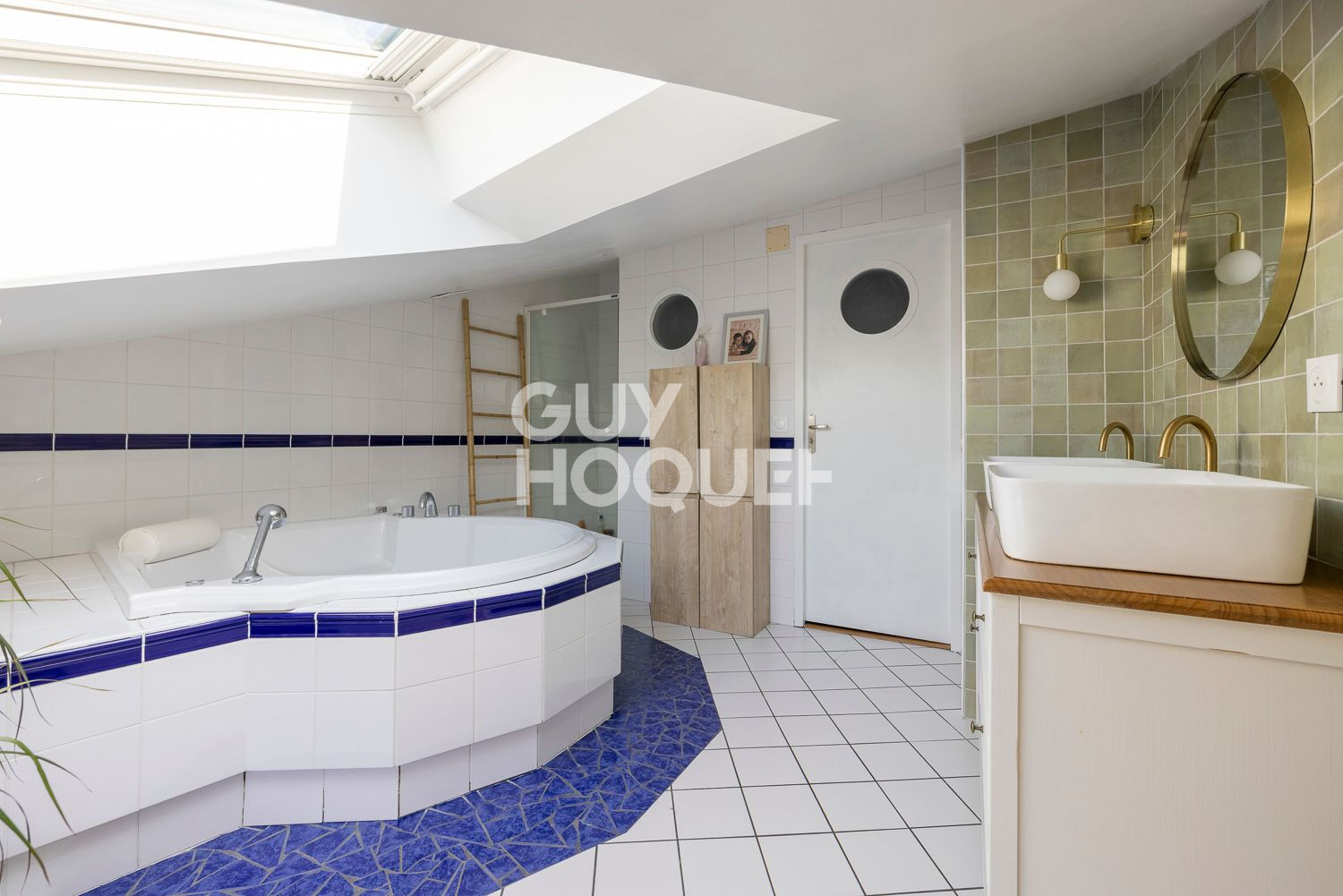 MOZAC - Appartement de caractère, 3 chambres, places de parking.