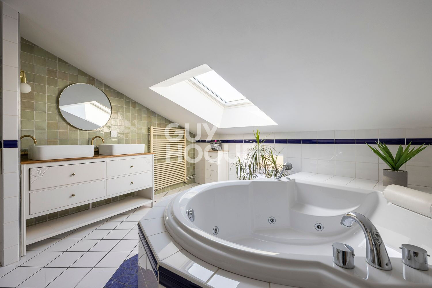 MOZAC - Appartement de caractère, 3 chambres, places de parking.