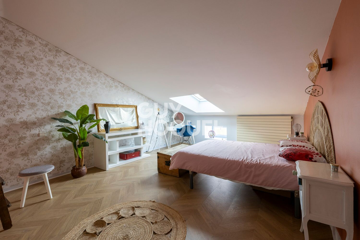 MOZAC - Appartement de caractère, 3 chambres, places de parking.