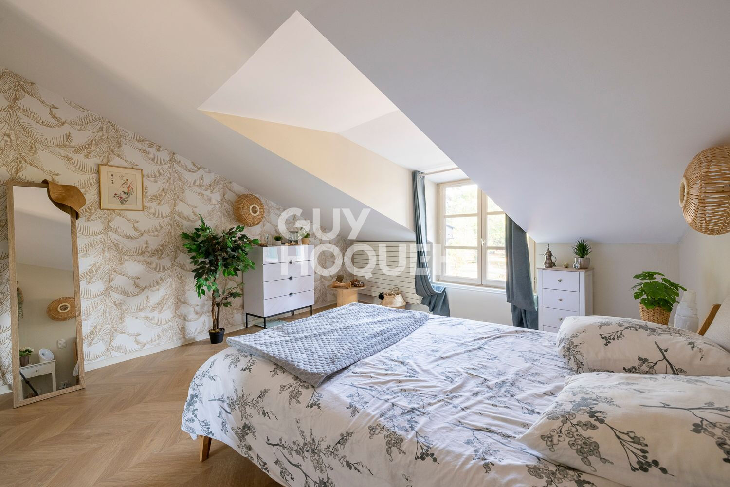 MOZAC - Appartement de caractère, 3 chambres, places de parking.