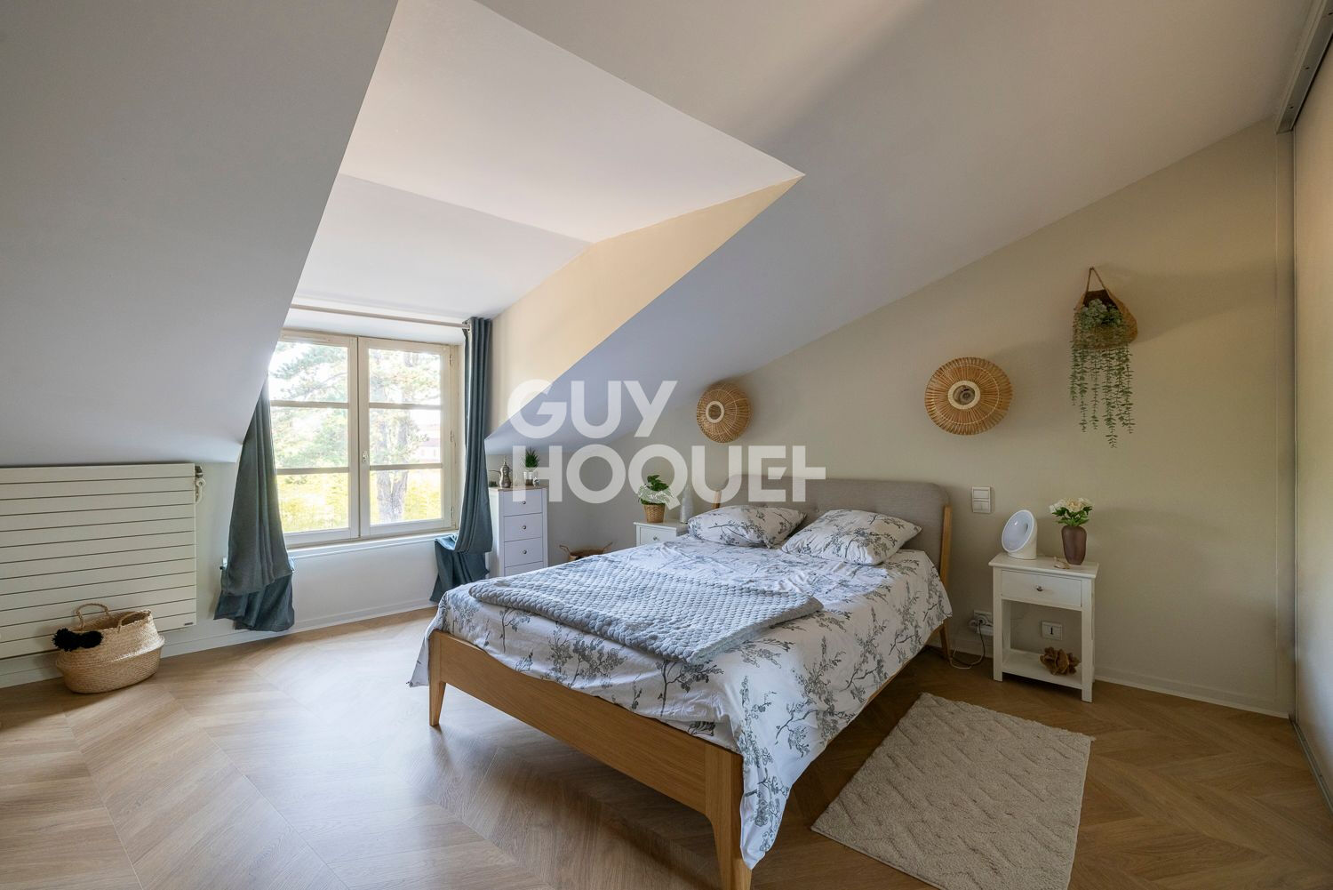 MOZAC - Appartement de caractère, 3 chambres, places de parking.