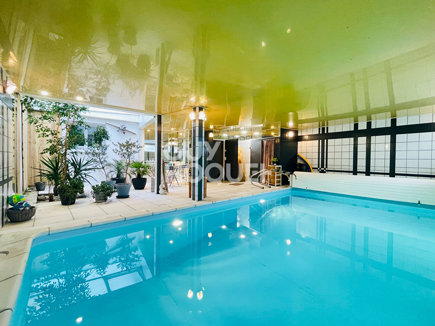 MARSAT - Maison 228 m² - 5 chambres - Jardin et piscine intérieure