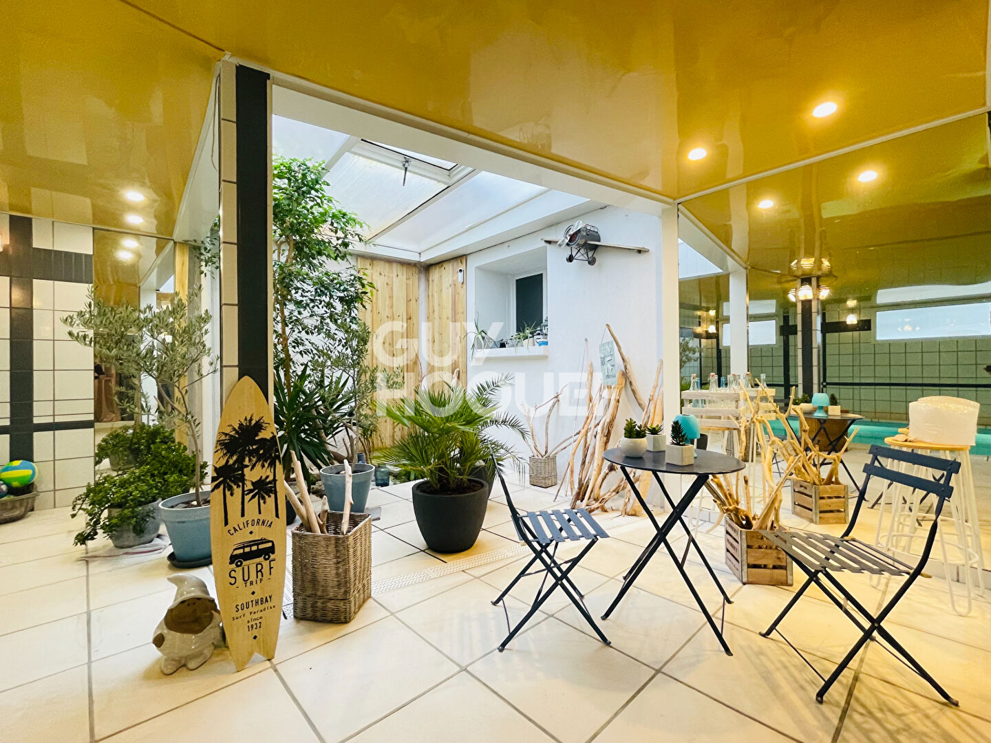 MARSAT - Maison 228 m² - 5 chambres - Jardin et piscine intérieure