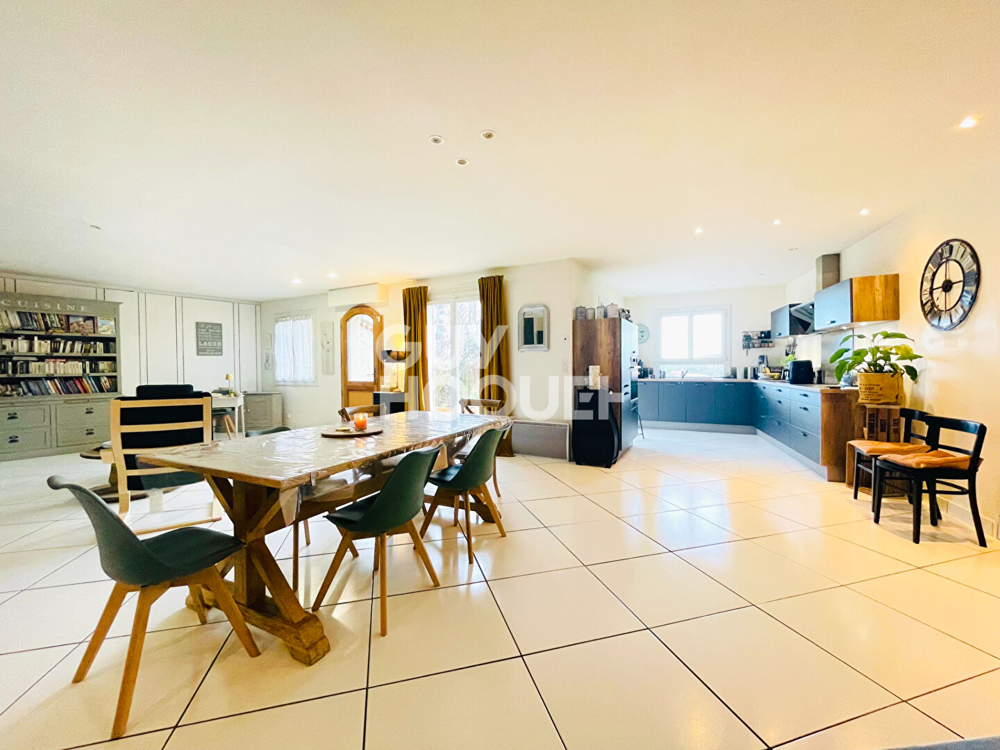 MARSAT - Maison 228 m² - 5 chambres - Jardin et piscine intérieure