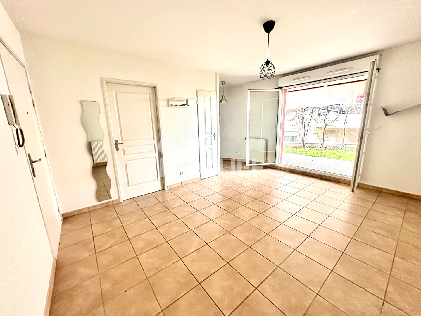 Clermont-Ferrand T1 de 26m2 avec terrasse, jardin et garage