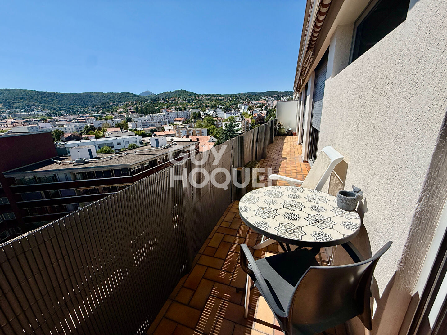 CLERMONT FERRAND- Appartement dernier étage 94 m2, balcons et parking