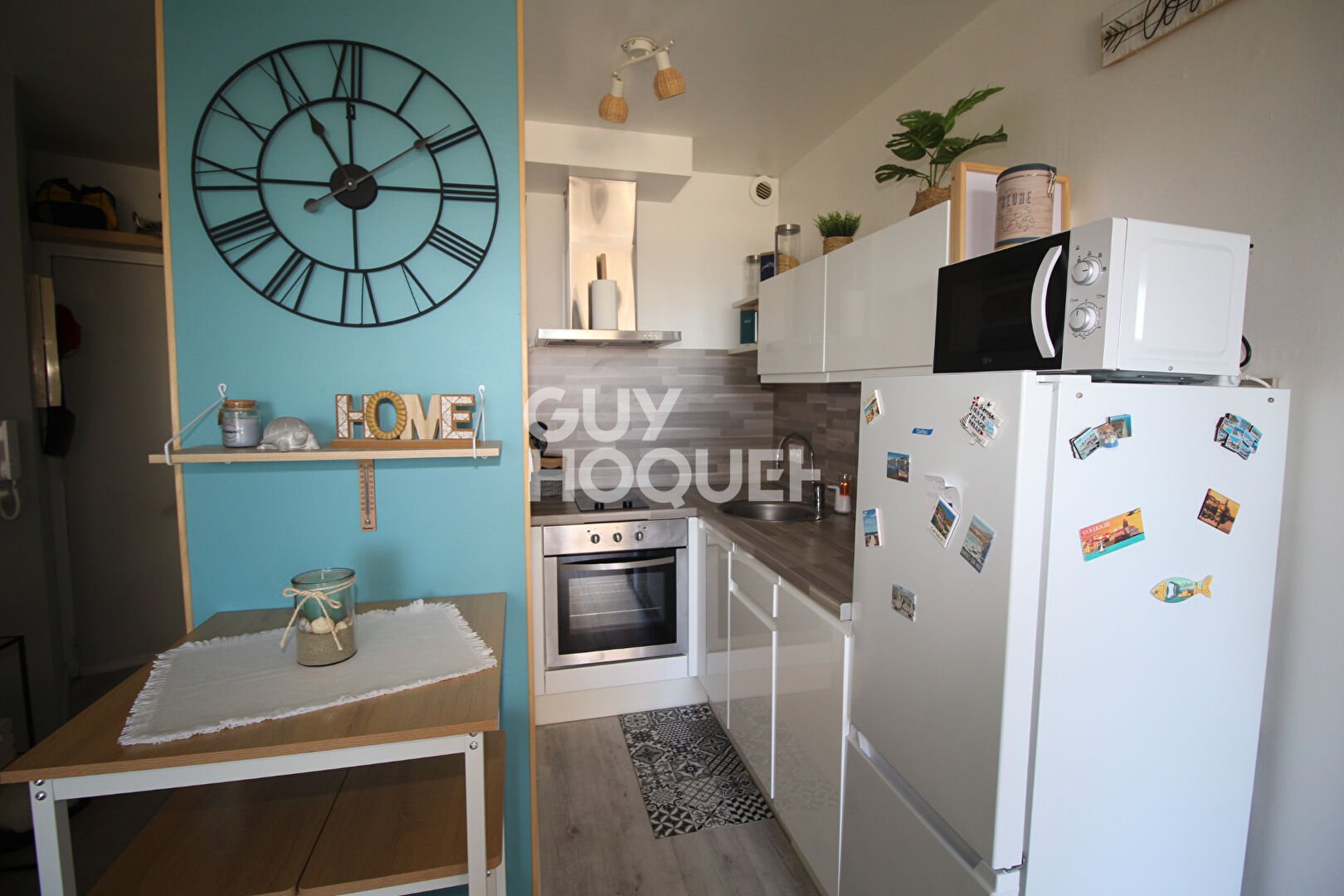 À louer - Studio avec vue mer, disponible de septembre à juin.