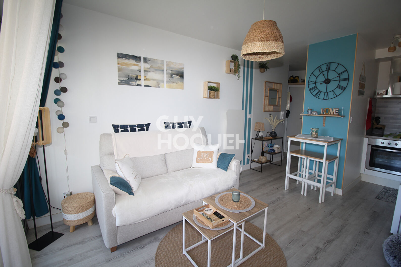 À louer - Studio avec vue mer, disponible de septembre à juin.