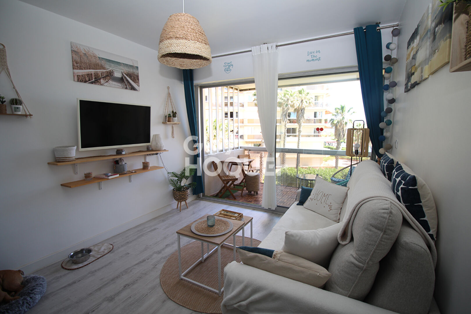 À louer - Studio avec vue mer, disponible de septembre à juin.