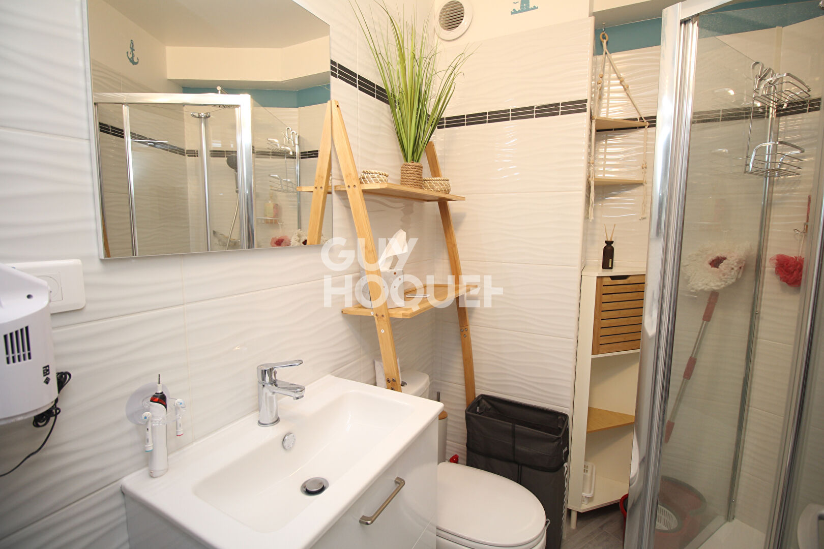 À louer - Studio avec vue mer, disponible de septembre à juin.