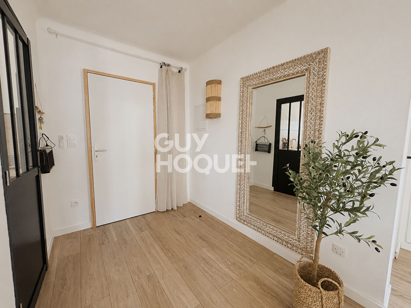 Villa constituée de trois appartements, piscine et garage.