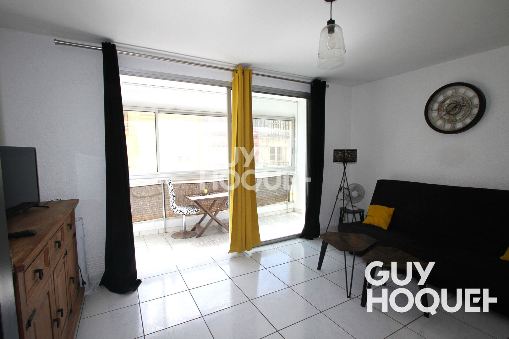 À louer à l'année - studio meublé de 30 m² situé à Canet-en-Roussillon.