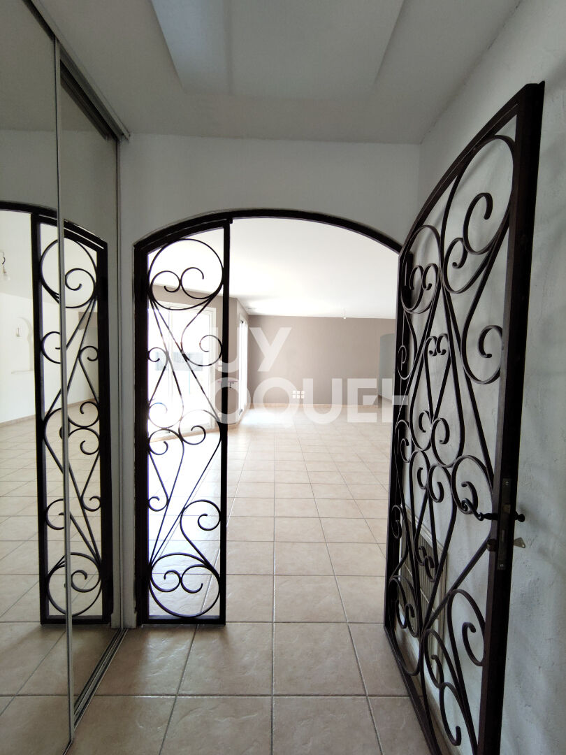Maison 3 faces T4 de108m2, piscine, terrain 385m2