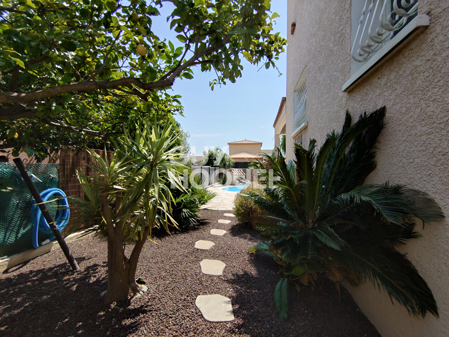 Maison 3 faces T4 de108m2, piscine, terrain 385m2