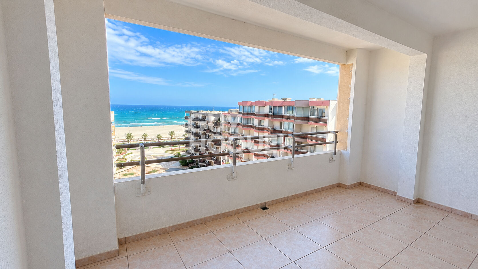 A louer à l'année - Appartement 2 pièces vue mer, avec place de stationnement et cave