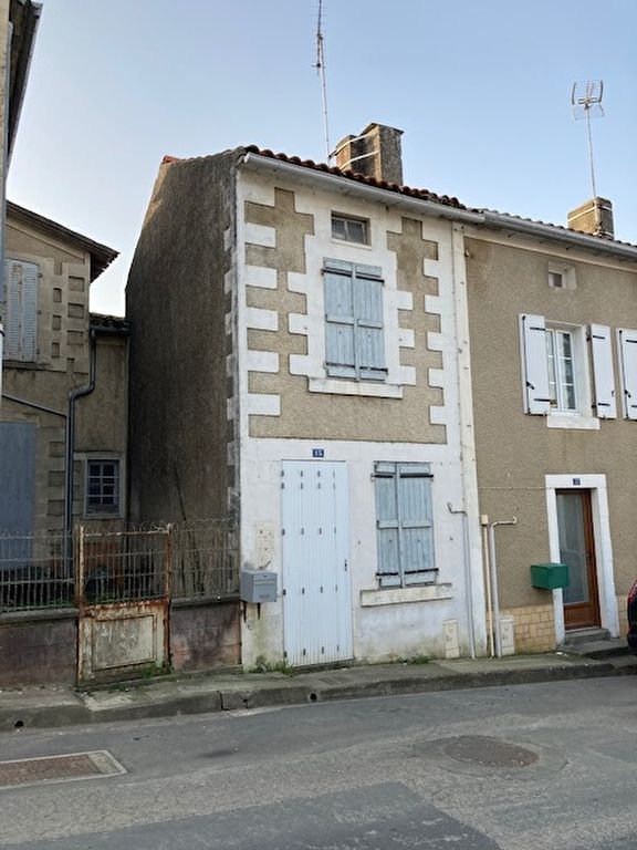 A 10' Nord de Coulonges. Maison de Bourg comprenant ...