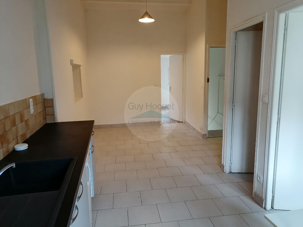PLEIN CENTRE DE COULON. Appartement au 1er étage - ...