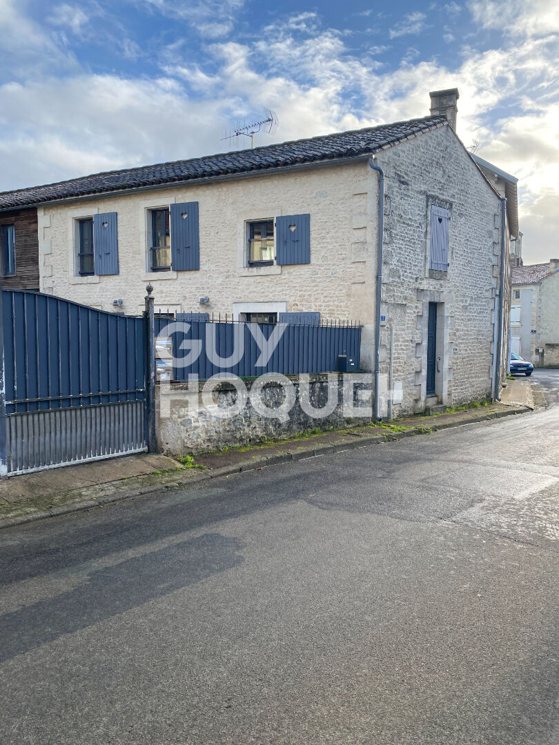 Maison au centre de Coulonges Sur L'Autize.