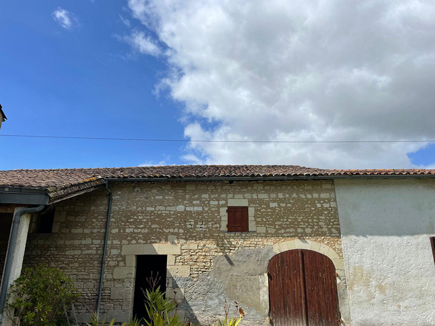 Maison avec deux grands chais à rénover