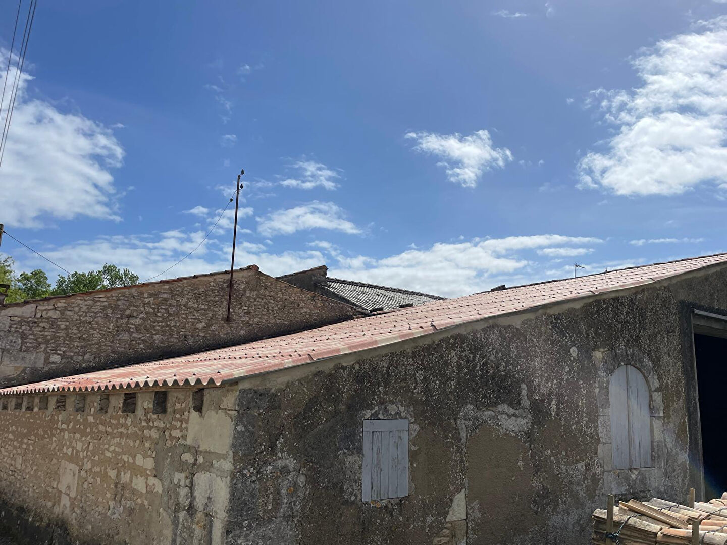 Maison avec deux grands chais à rénover