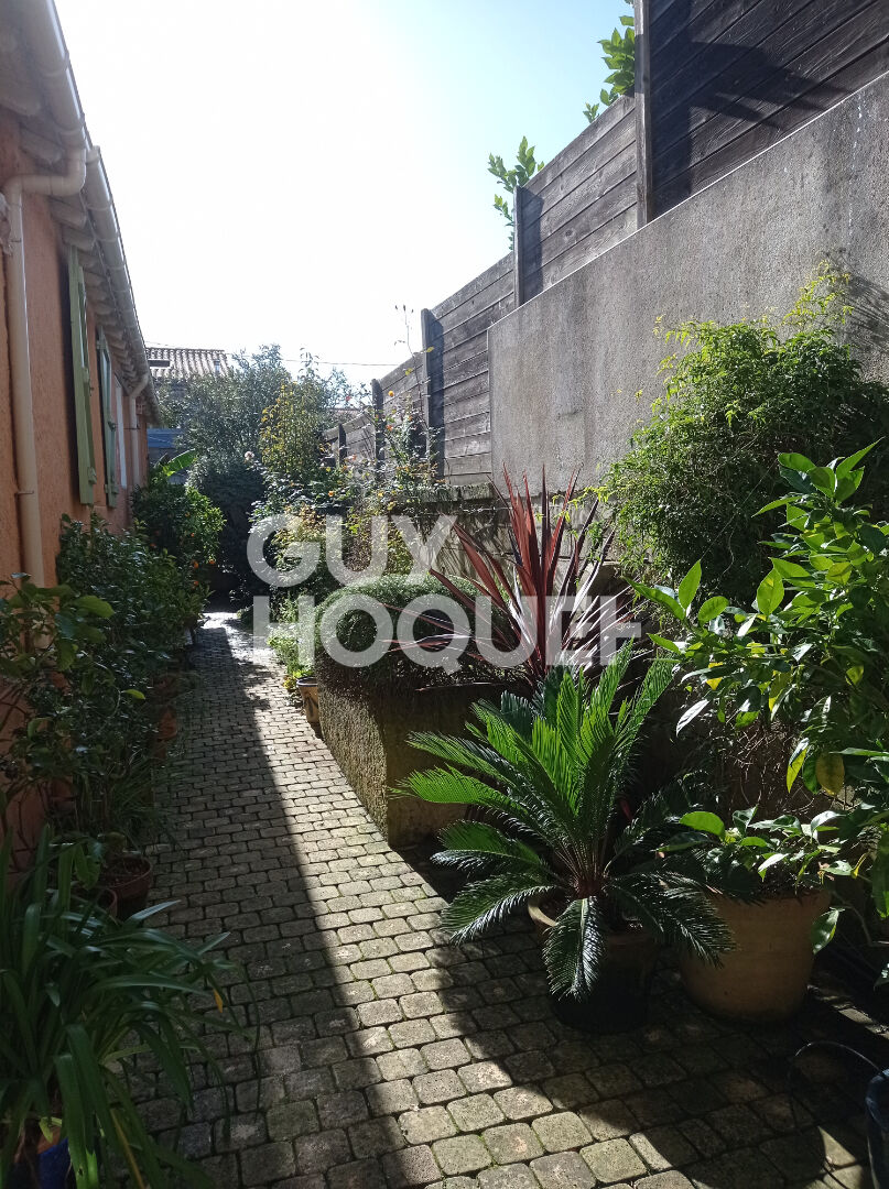 Maison de ville en pierre de taille à Saintes - Un Charme Historique Rénové avec Éclat