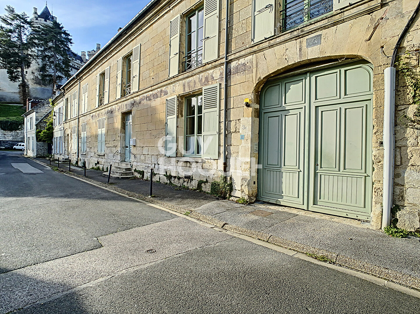 LOCATION d'un appartement F5 (110 m²) à PIERREFONDS