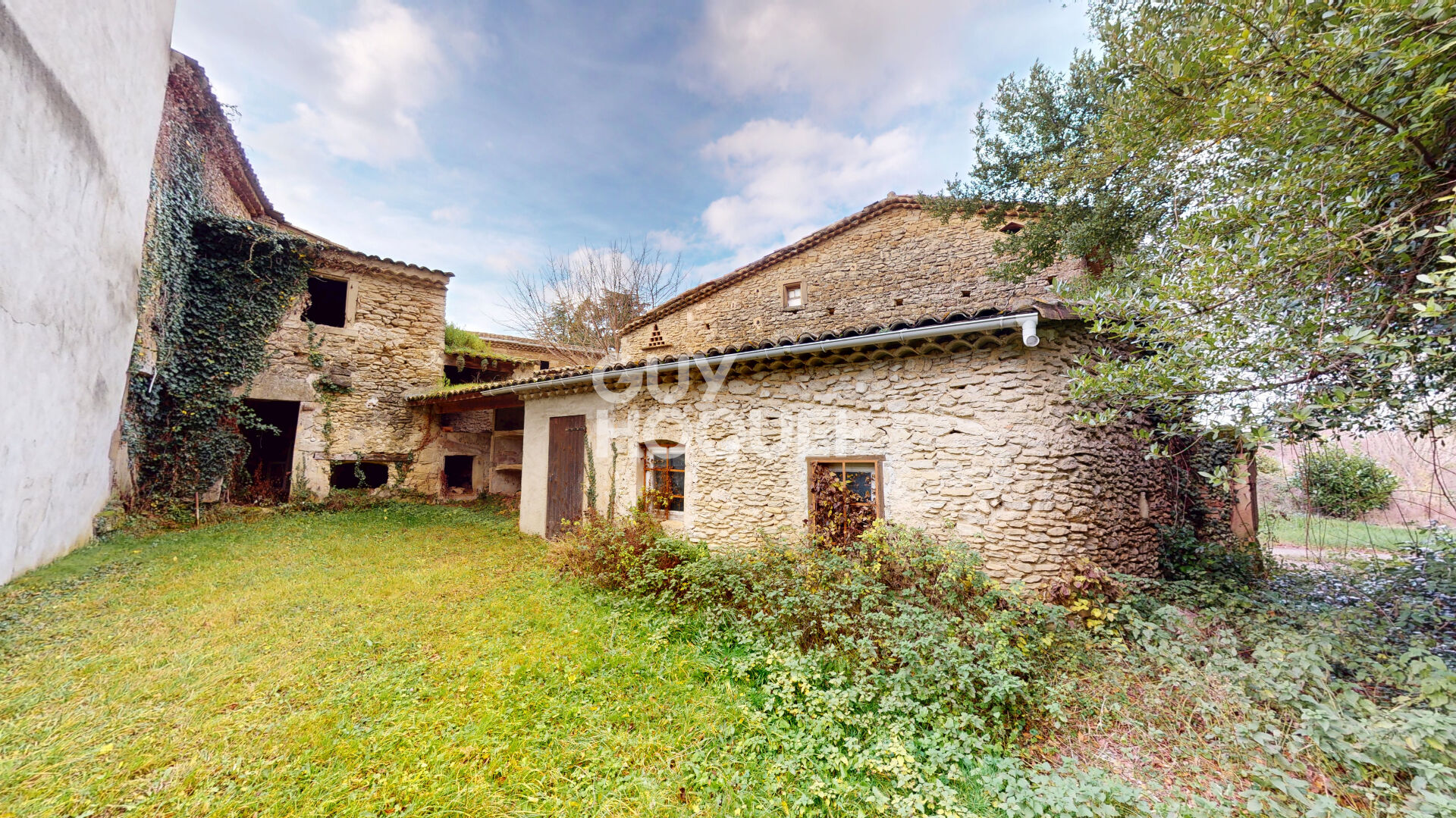 Propriété en pierre à fort potentiel  / Chabrillan (26400)